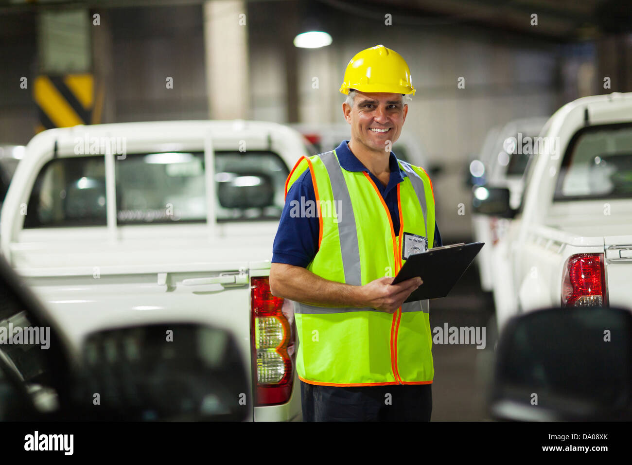 Persone di media età del veicolo società di spedizione lavoratore all'interno di magazzino Foto Stock