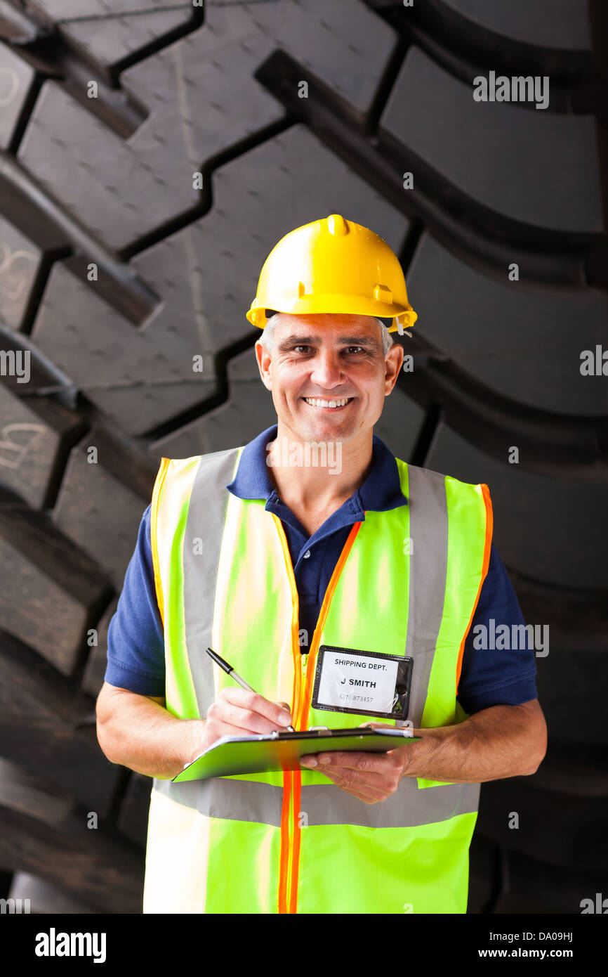 Ritratto di spedizione senior lavoratore iscritto negli appunti Foto Stock