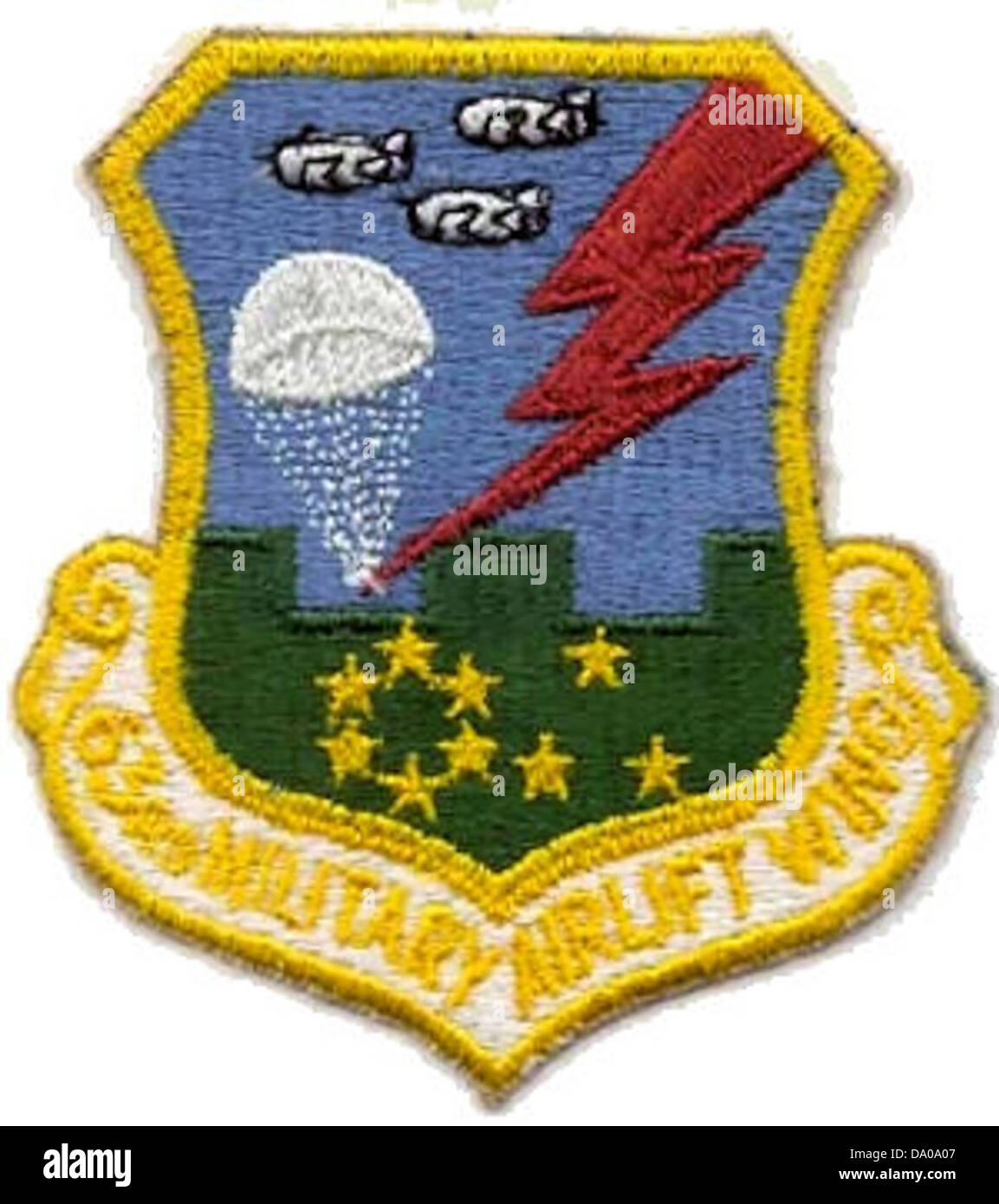 La patch 63rd Defense Missile Air Wing (63 DMAW) rappresenta la dedizione dell'unità alle operazioni di difesa missilistica. L'emblema sottolinea l'impegno dell'ala nella protezione dello spazio aereo attraverso sistemi missilistici avanzati. Foto Stock