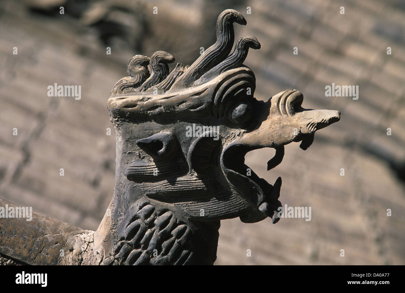Un scolpito gronda in legno raffigurante una testa di drago a Gao Miao si tempio che serve i buddisti taoisti e i confuciani simili in Zhongwei una prefettura-città di livello del Ningxia Cina Foto Stock