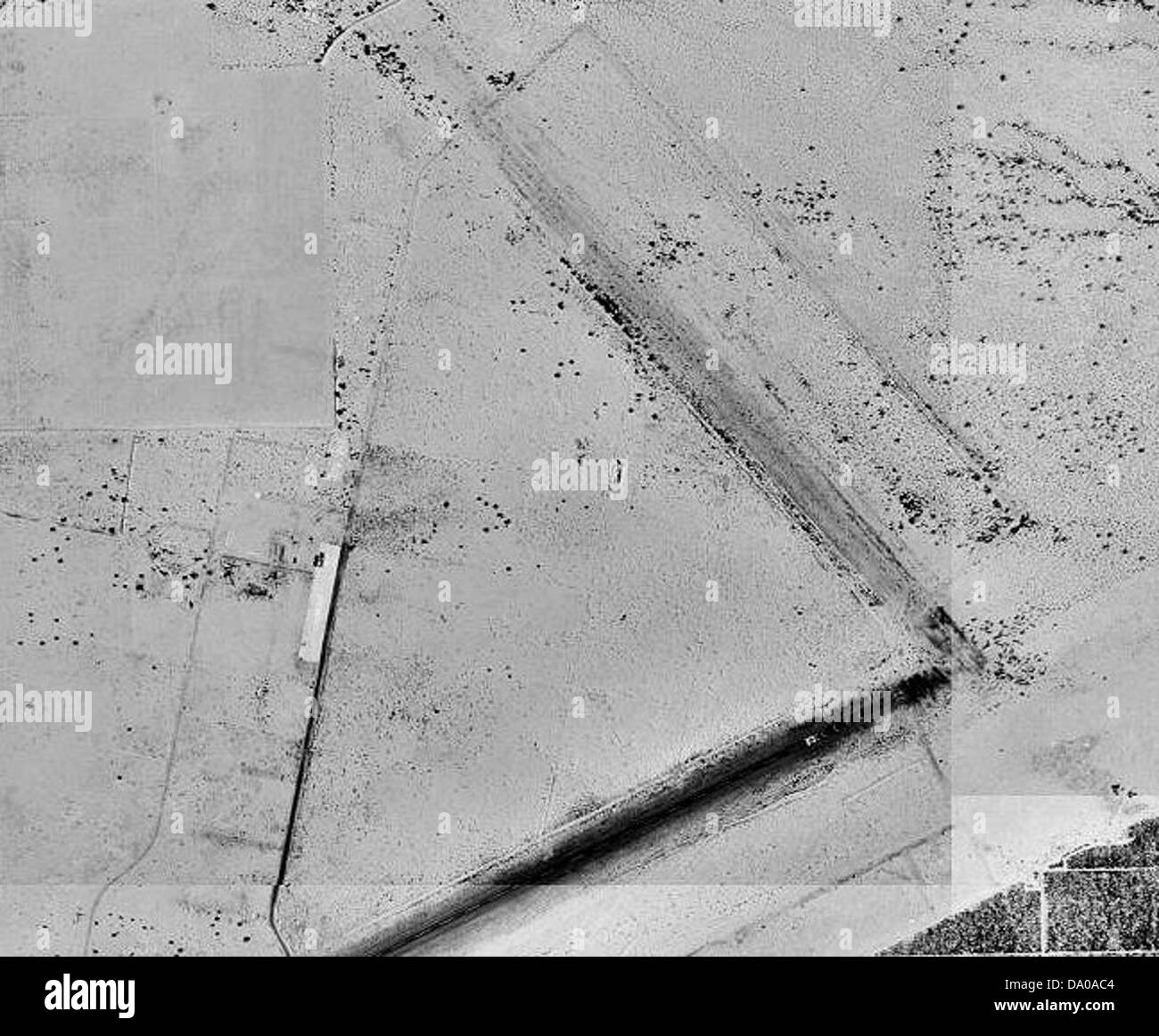 Il Desert Center Airport in California, catturato il 29 maggio 2002, è un aeroporto civile e militare situato in una remota area desertica, che supporta varie operazioni di aviazione e addestramento al volo. Foto Stock