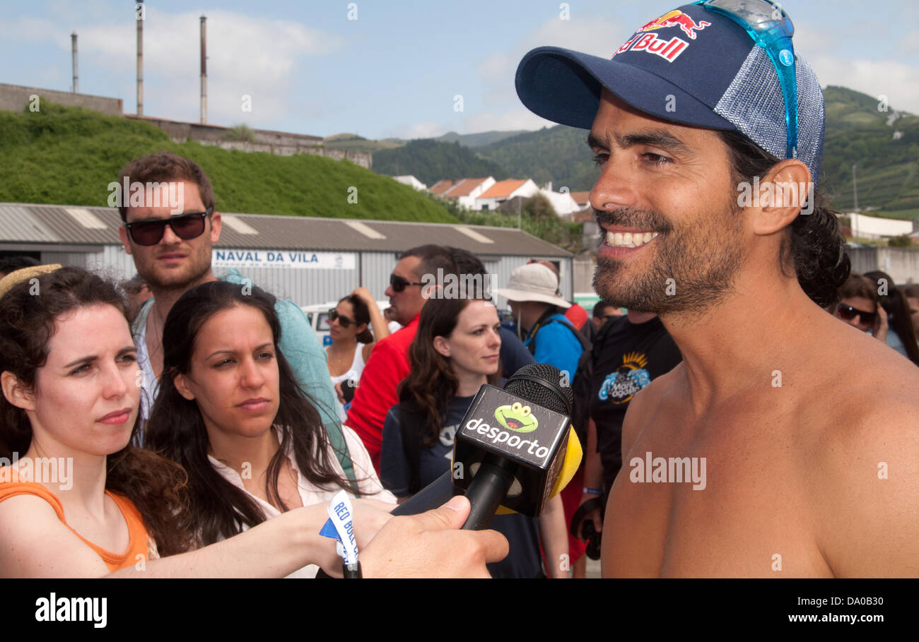 Azzorre. Il 29 giugno, 2013. Interviste a Orlando Duque perde il primo posto a Gary caccia al Red Bull Cliff Diving 2013 - Round 3 a Azzorre - 29 giugno 2013 Credit: Nuno Fonseca/Alamy Live News Foto Stock