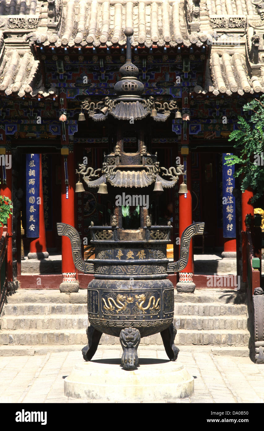 Ding incensiere in Gao Miao si tempio che serve i buddisti taoisti e i confuciani simili in Zhongwei una prefettura-città di livello del Ningxia Cina Foto Stock