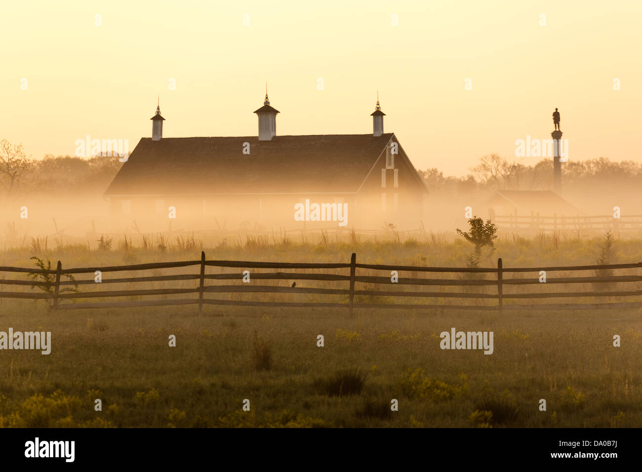 Il Fienile Codori nella nebbia mattutina sul Parco Militare Nazionale di Gettysburg Foto Stock