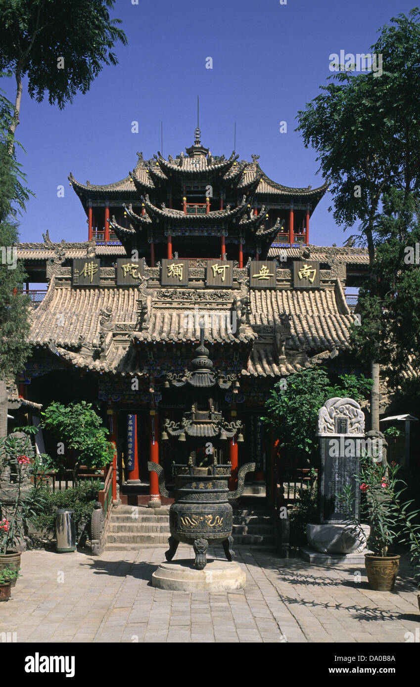 Cortile interno del Gao Miao si tempio che serve i buddisti taoisti e i confuciani simili in Zhongwei una prefettura-città di livello del Ningxia Cina Foto Stock