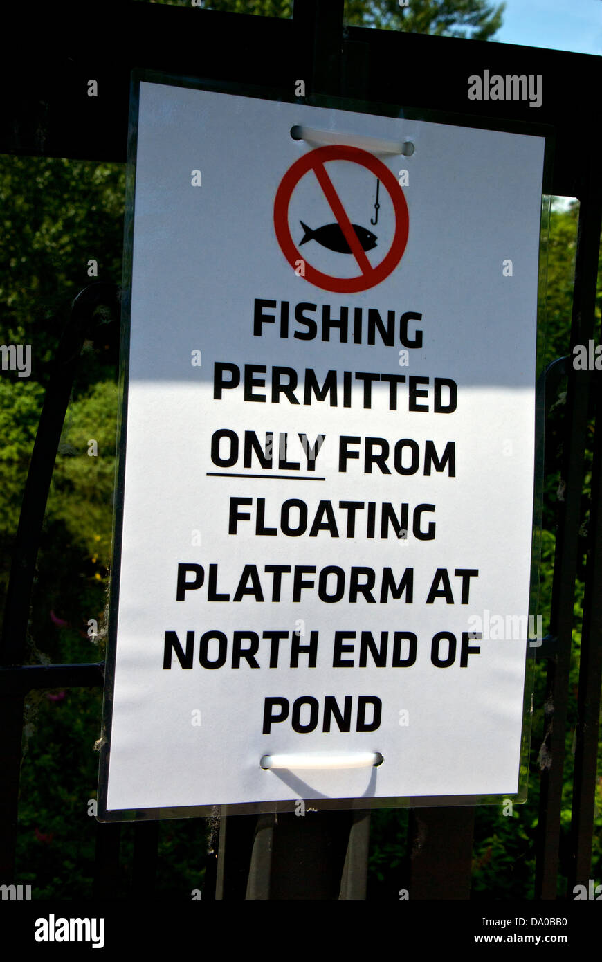 Limitate la zona di pesca è segno Santuario Pond Hastings Park BC la pesca d acqua dolce la società La pesca nella città di Vancouver Foto Stock