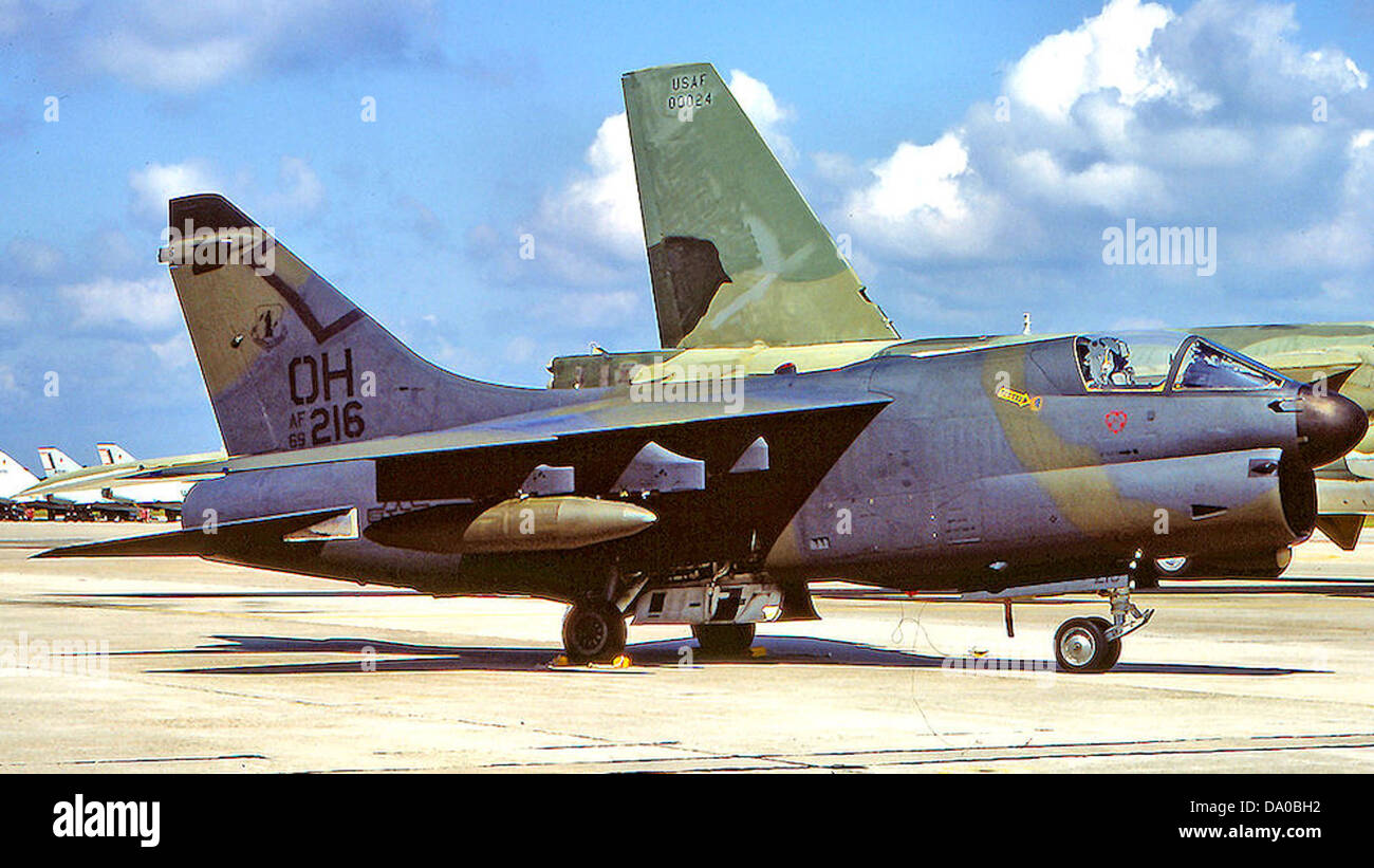 Il 112th Tactical Fighter Squadron utilizzava il Ling-Temco-Vought A-7D-5-CV Corsair II, un versatile velivolo d'attacco utilizzato dalla U.S. Air Force. L'A-7 era noto per le sue capacità di attacco di precisione ed era ampiamente usato durante la Guerra fredda per le missioni di attacco al suolo. Foto Stock