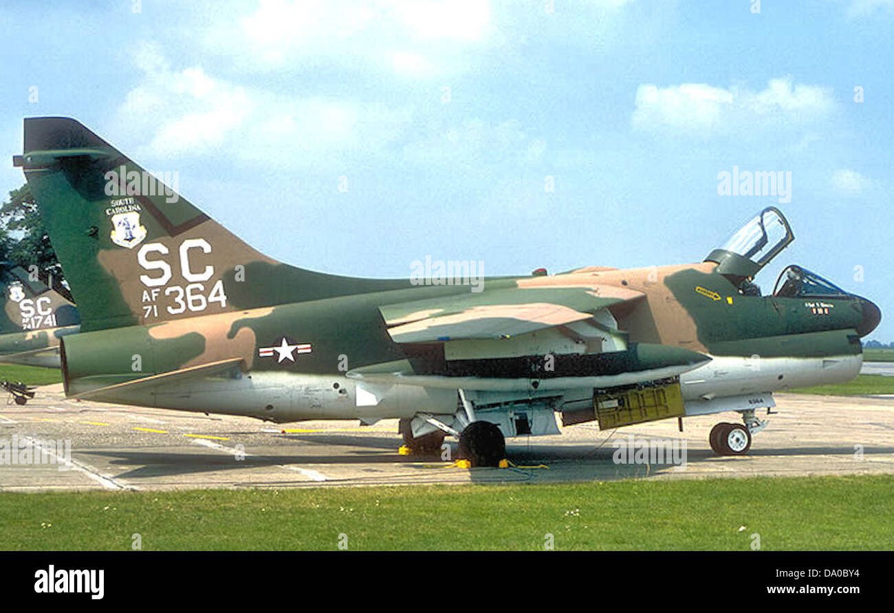 Il 157th Tactical Fighter Squadron operava con l'A-7D-11-CV Corsair II, coda numero 71-0364, fornendo supporto aereo ravvicinato e bombardamenti di precisione durante gli anni '1970 e '1980 Foto Stock