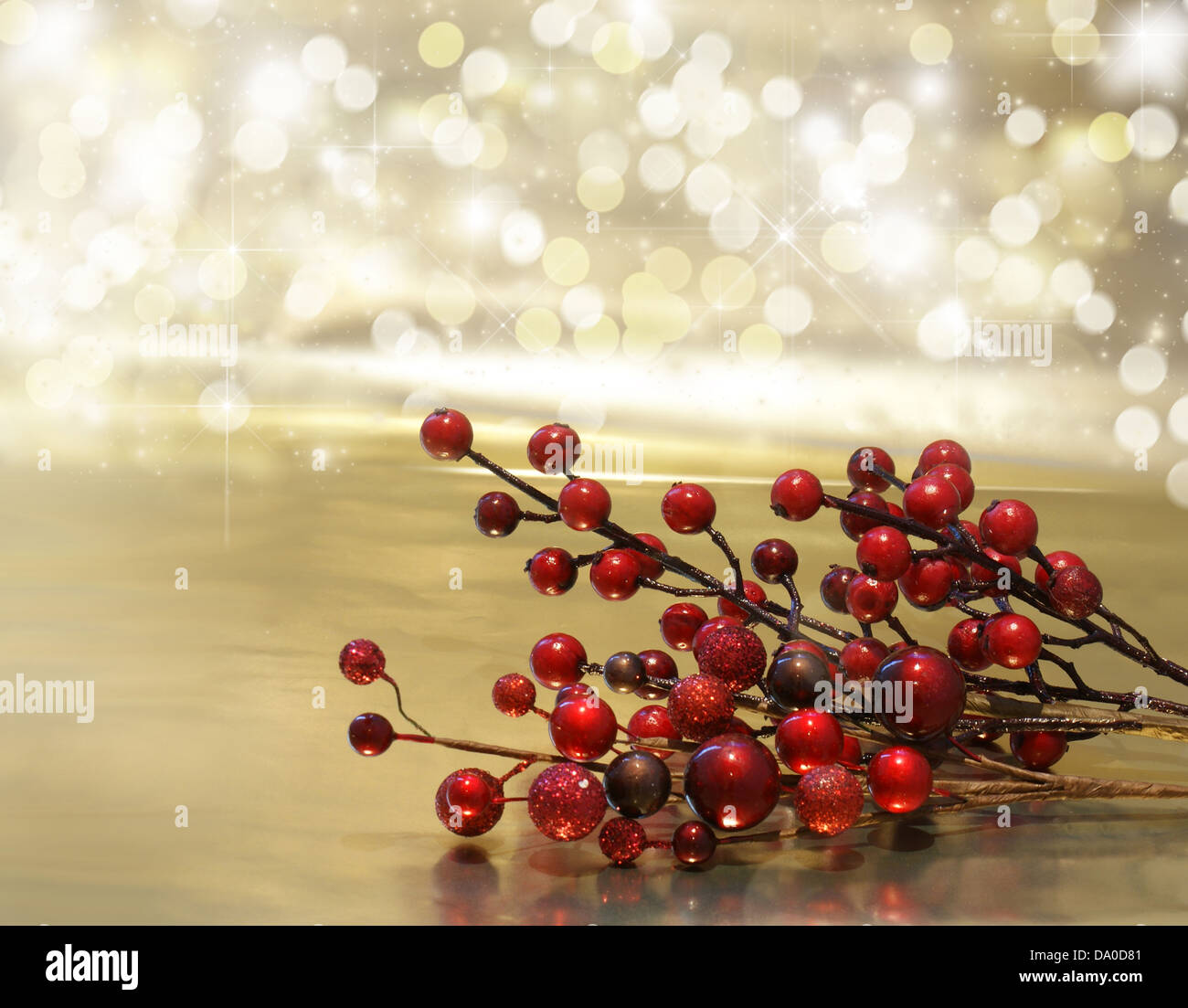 Sfondo di natale con bacca rossa con decorazioni luci bokeh di fondo Foto Stock