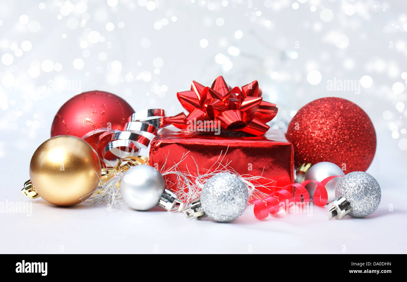 Le decorazioni di Natale su un argento sullo sfondo delle luci Foto Stock