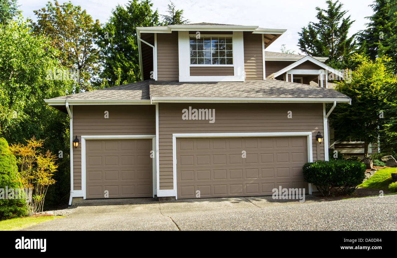 Parte anteriore vista orizzontale di un Northwest American home con tre garage auto entro la sezione di nord-ovest degli Stati Uniti in su Foto Stock