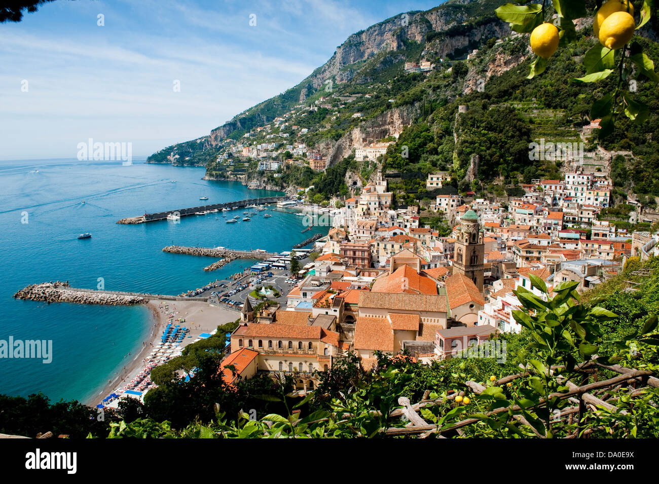 Vista sul villaggio sul mare di Amalfi, sul patrimonio mondiale dell'Unesco Costiera Amalfitana, Italia Foto Stock