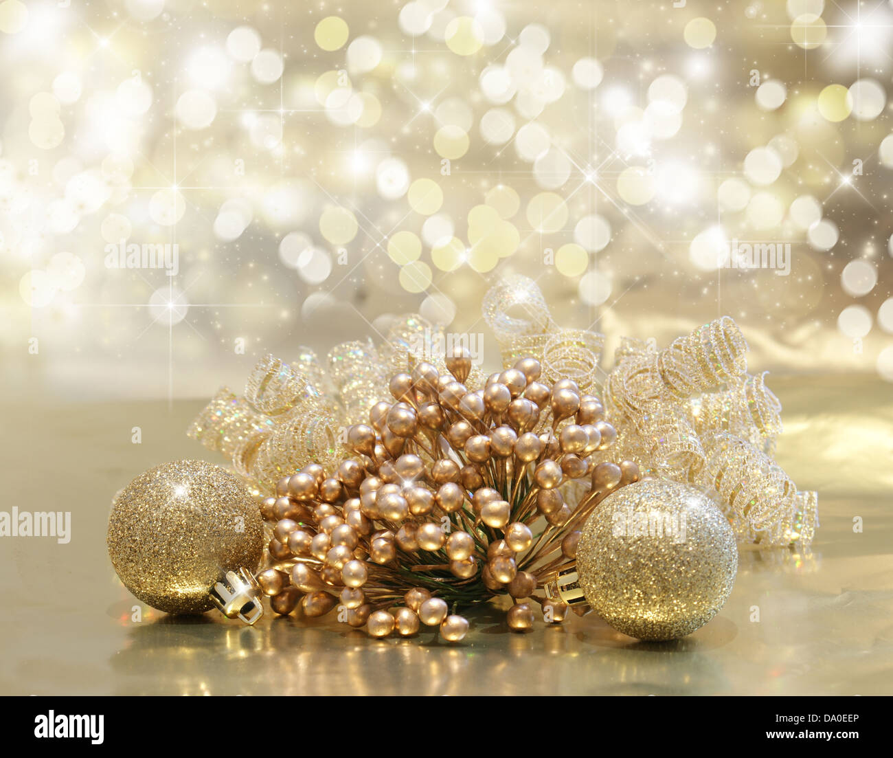 Sfondo di natale con decorazioni in oro e luci bokeh di fondo Foto Stock
