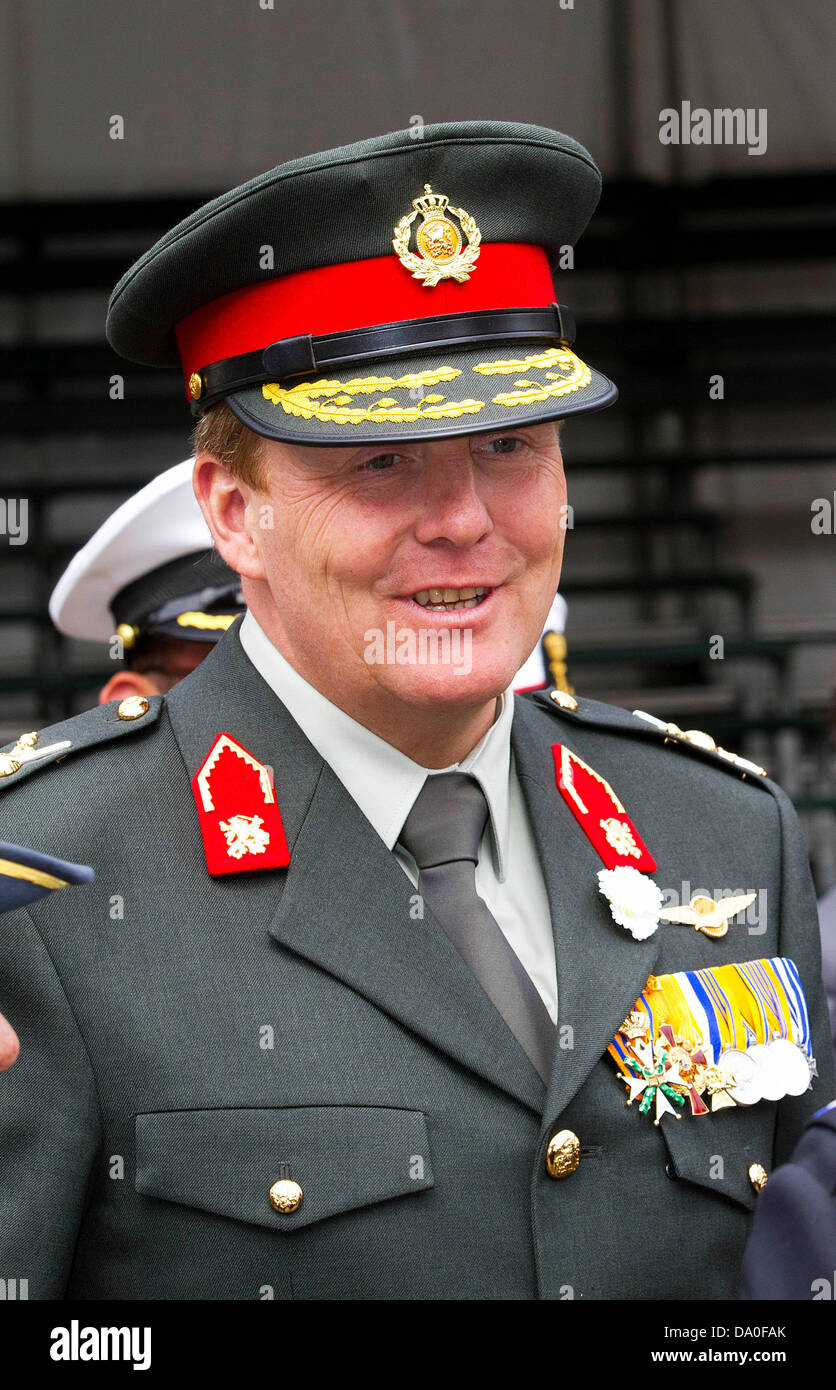 L'Aia, Paesi Bassi. Il 29 giugno, 2013. Dutch King Willem-Alexander assiste i veterani olandese' giorno al Binnenhof a L'Aia, Paesi Bassi, 29 giugno 2013. La cerimonia è parte olandese della Festa dei veterani di guerra che si svolge ogni anno l'ultimo sabato di giugno. Foto: Albert Nieboer/PAESI BASSI OUT/dpa/Alamy Live News Foto Stock