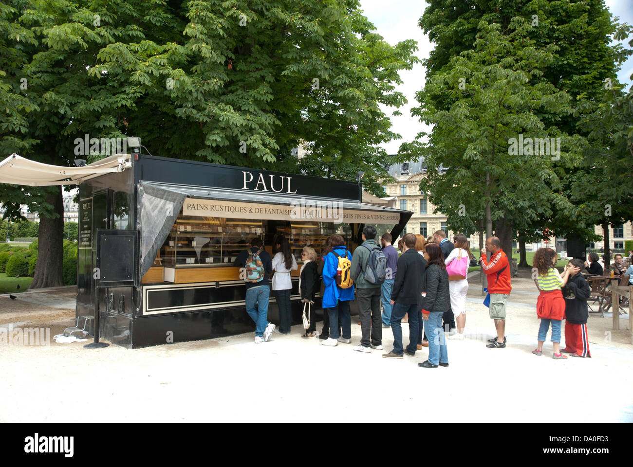 I clienti in coda presso un chiosco di cibo nel Jardin des Tuileries, Parigi, Francia. Foto Stock