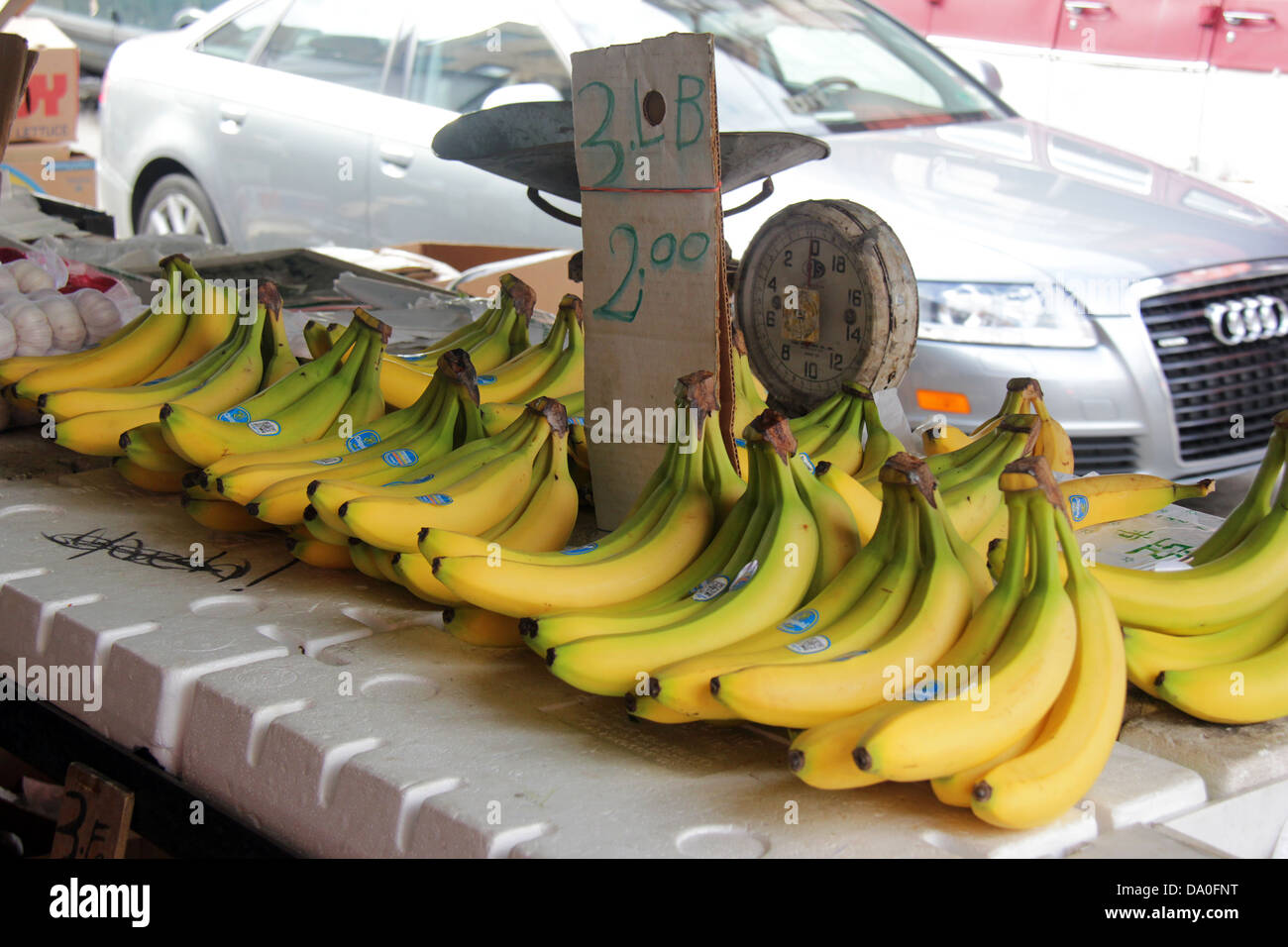 Philadelphia 9th Street italian Market view della Chiquita Brands banane in vendita. Foto Stock