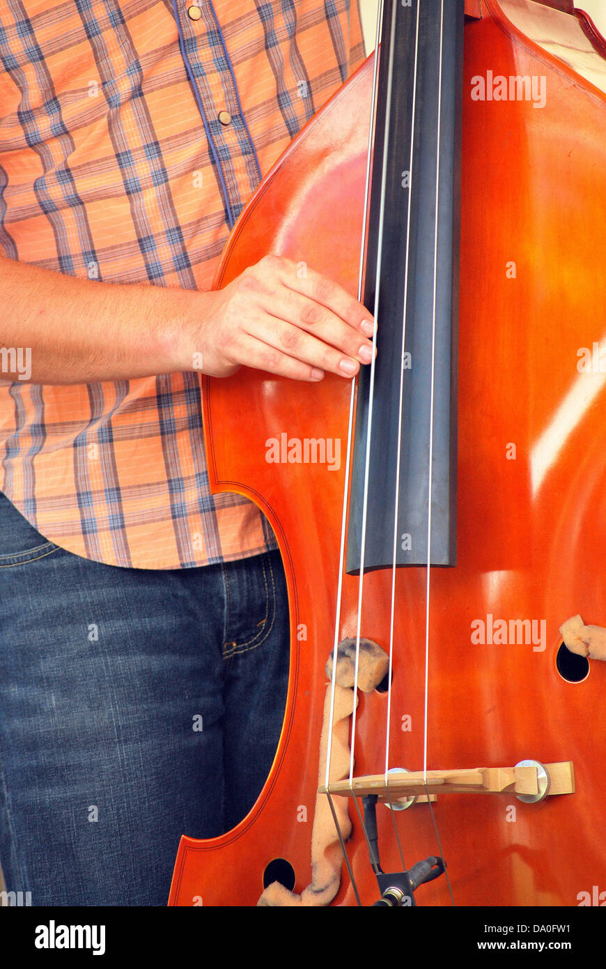 Musicista con il suo string bass. Foto Stock