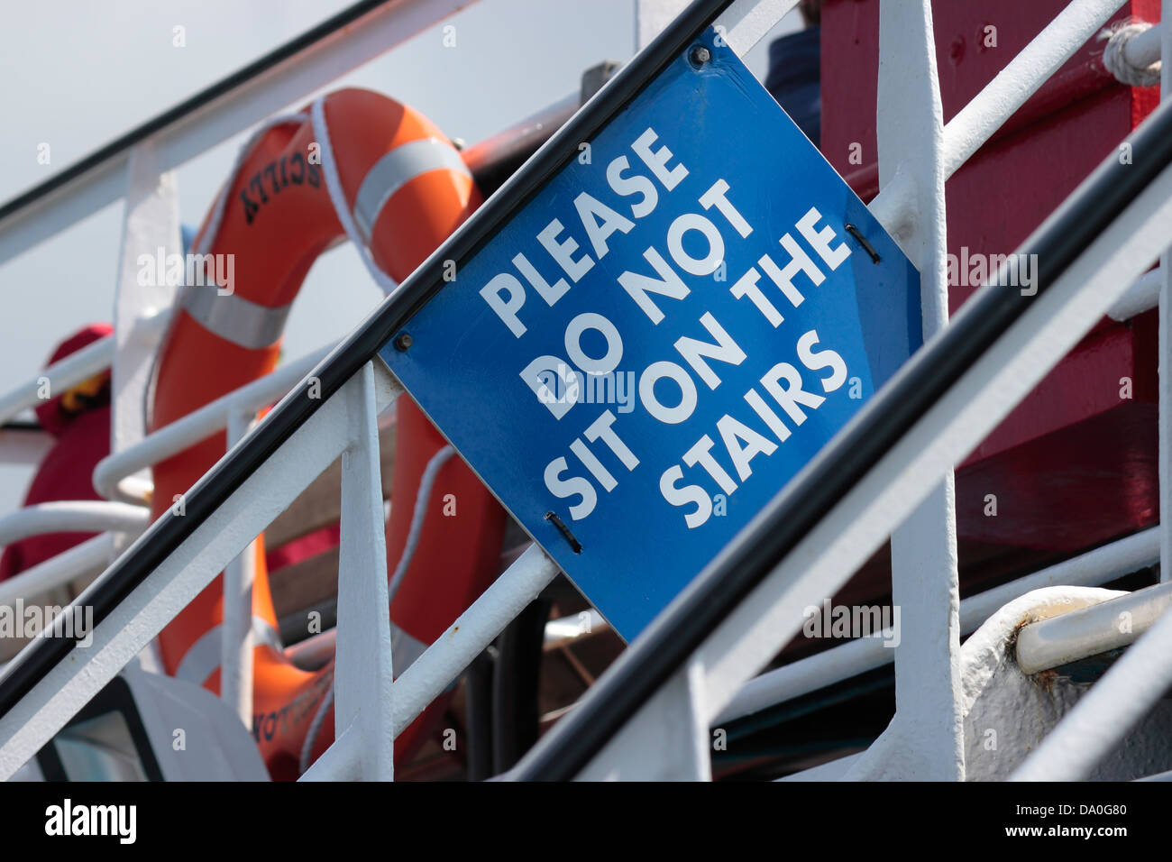 Sign on Scillonian III - Penzance alle Isole Scilly traghetto- Si prega di non sedersi sulle scale Foto Stock