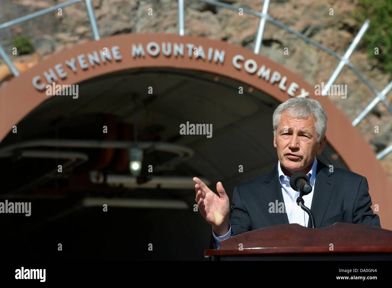 Il Segretario alla difesa degli Stati Uniti Chuck Hagel parla ai media al di fuori dell'entrata di Cheyenne Mountain Air Force Station come egli visite USNORTHCOM Giugno 28, 2013 a Colorado Springs, CO. Foto Stock