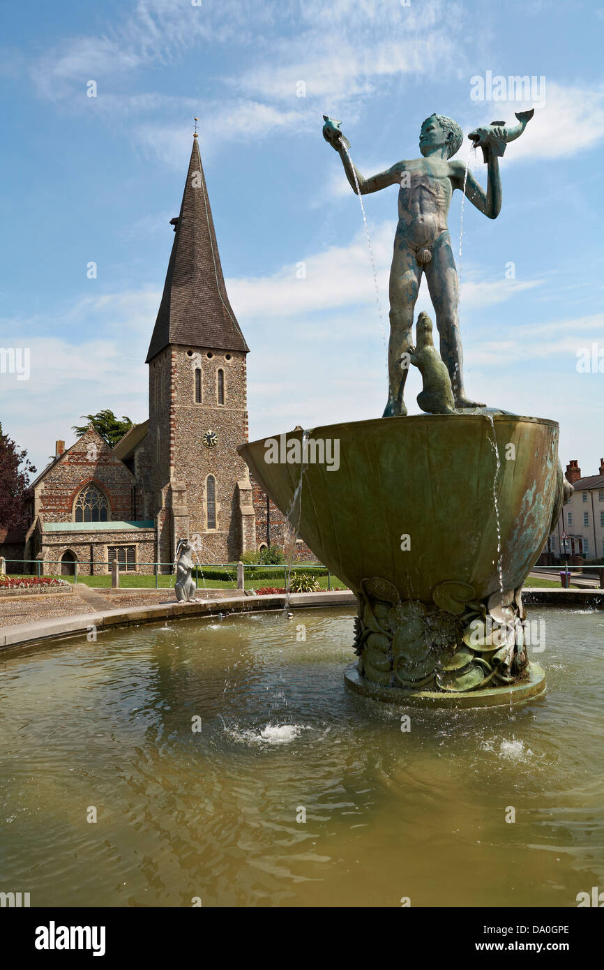 Gran Bretagna Inghilterra Essex Braintree St Michaels Chiesa con la statua in bronzo del giovane ragazzo tenendo i delfini i leoni di mare intorno alla base Foto Stock