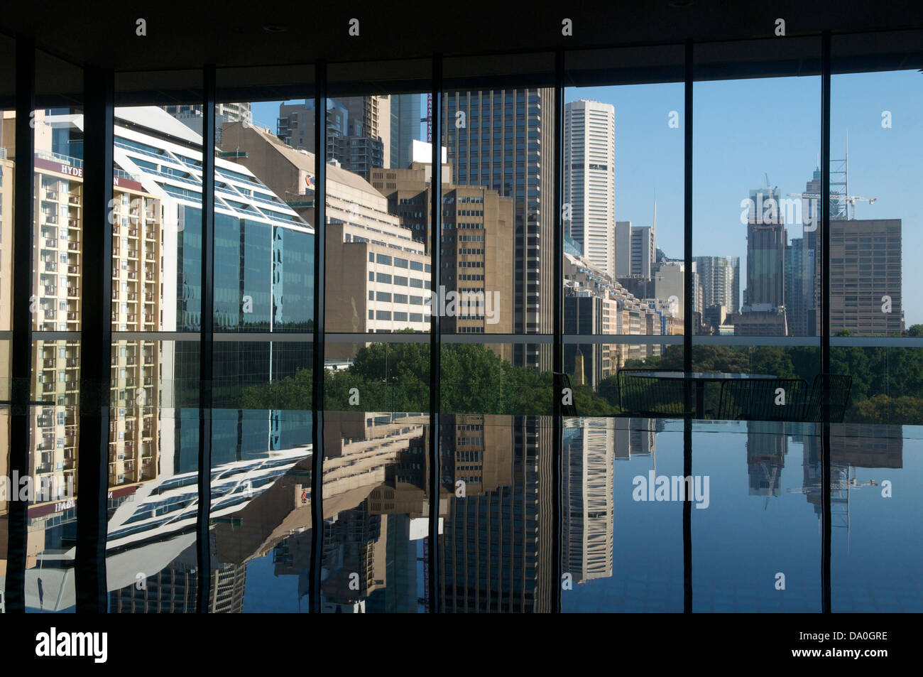 Interno piscina infinity con vista sullo skyline Sydney New South Wales AUSTRALIA Foto Stock