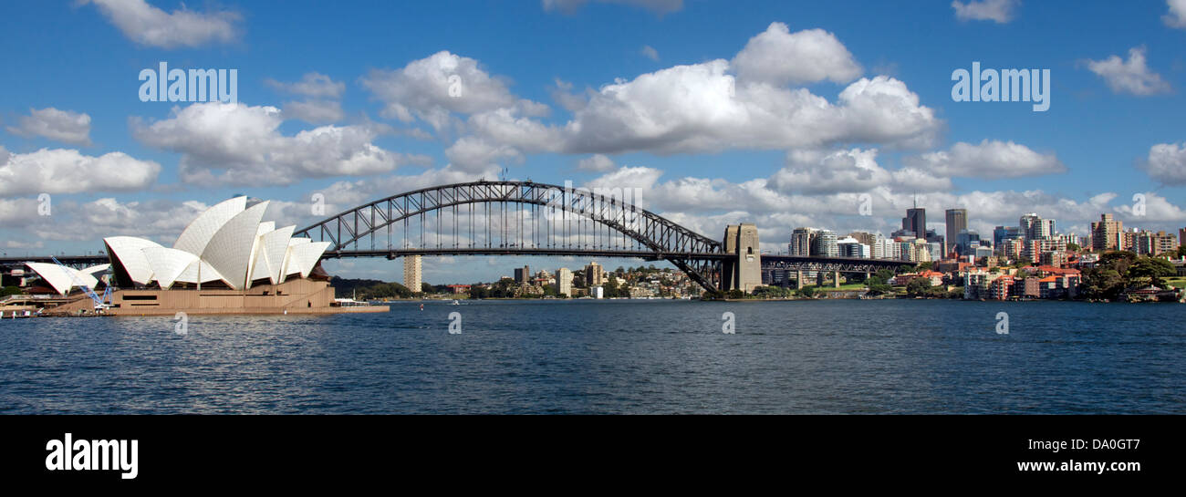 Vista panoramica sul Porto di Sydney con un ponte e Opera House NSW Australia Foto Stock