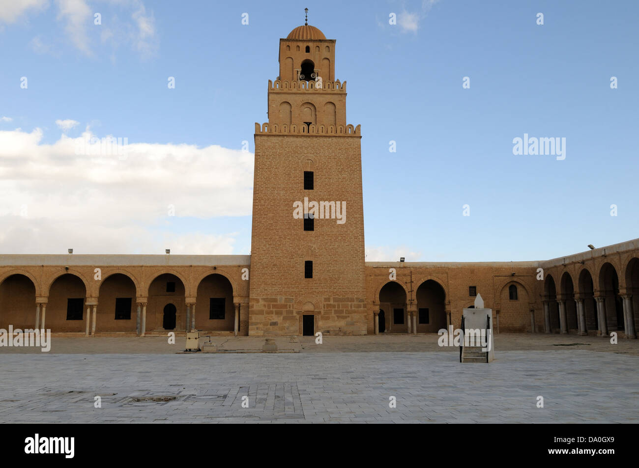 Minareto e cortile al grande moschea Kairouan Tunisia il santissimo città della Tunisia Foto Stock