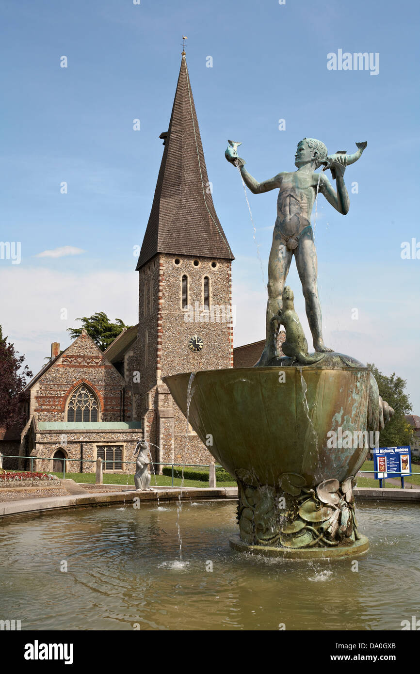 Gran Bretagna Inghilterra Essex Braintree St Michaels Chiesa con la statua in bronzo del giovane ragazzo tenendo i delfini i leoni di mare intorno alla base Foto Stock