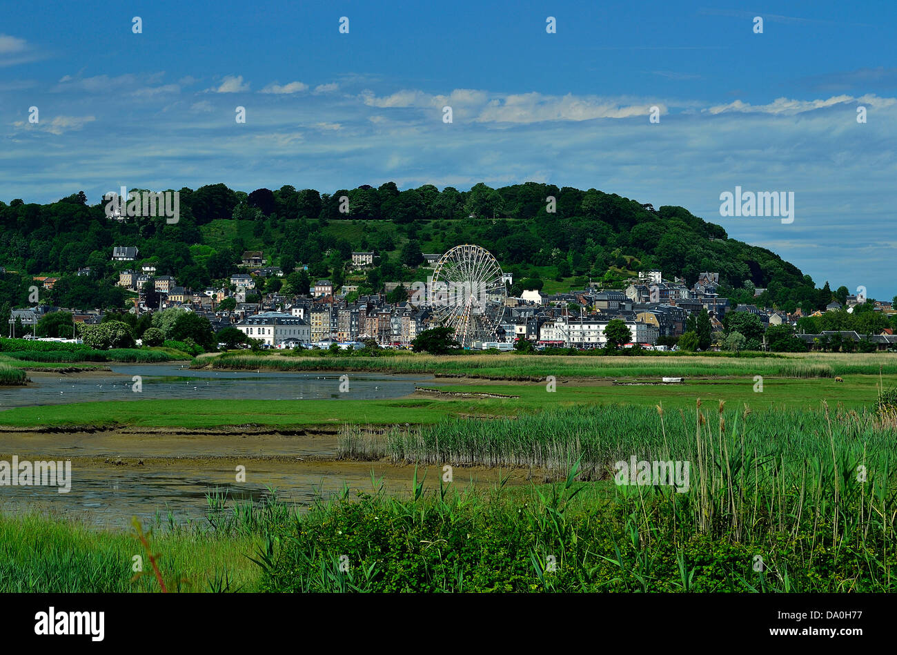 Una ruota panoramica di fronte alla vecchia città di Honfleur, case con ardesia (Calvados, Normandia, Francia). Foto Stock