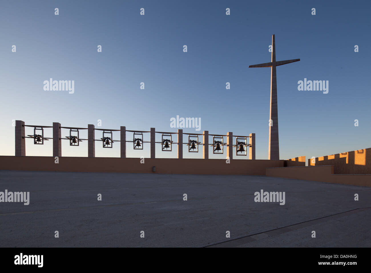 Croce e campane al di fuori del Santuario di San Pio, San Giovanni Rotondo, Foggia, Italia Foto Stock