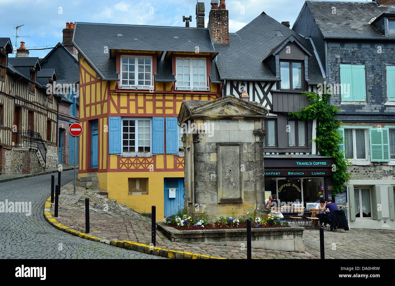 Città vecchia di Honfleur, vecchia fontana, restaurtant con turisti (Calvados, Normandia, Francia). Foto Stock