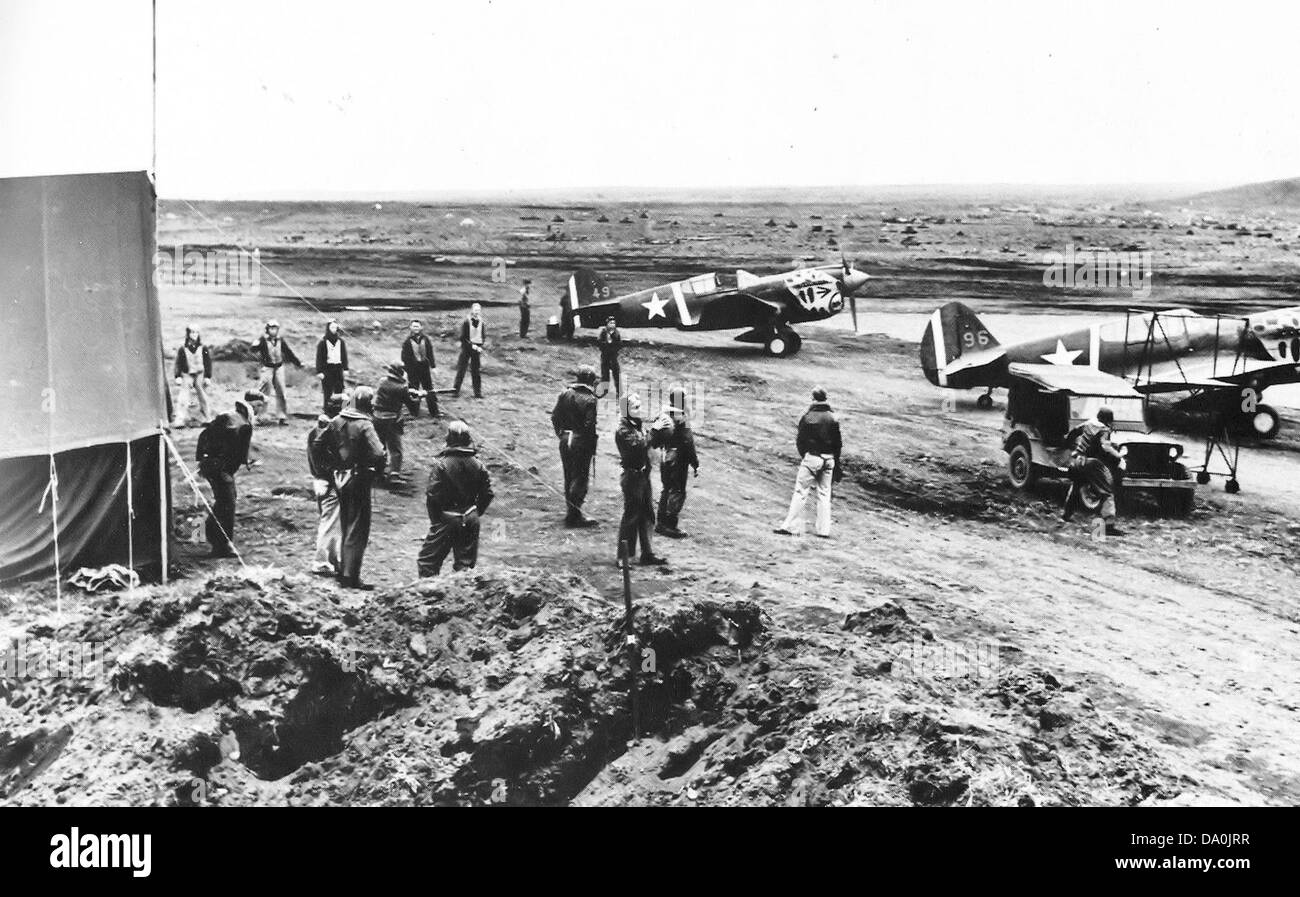 L'11th Fighter Squadron, di stanza a Fort Glenn Army Airfield in Alaska nel 1942, fu determinante nel fornire difesa aerea e supporto ai caccia durante la seconda guerra mondiale. Lo squadrone giocò un ruolo chiave nella protezione degli interessi statunitensi nella regione del Pacifico. Foto Stock