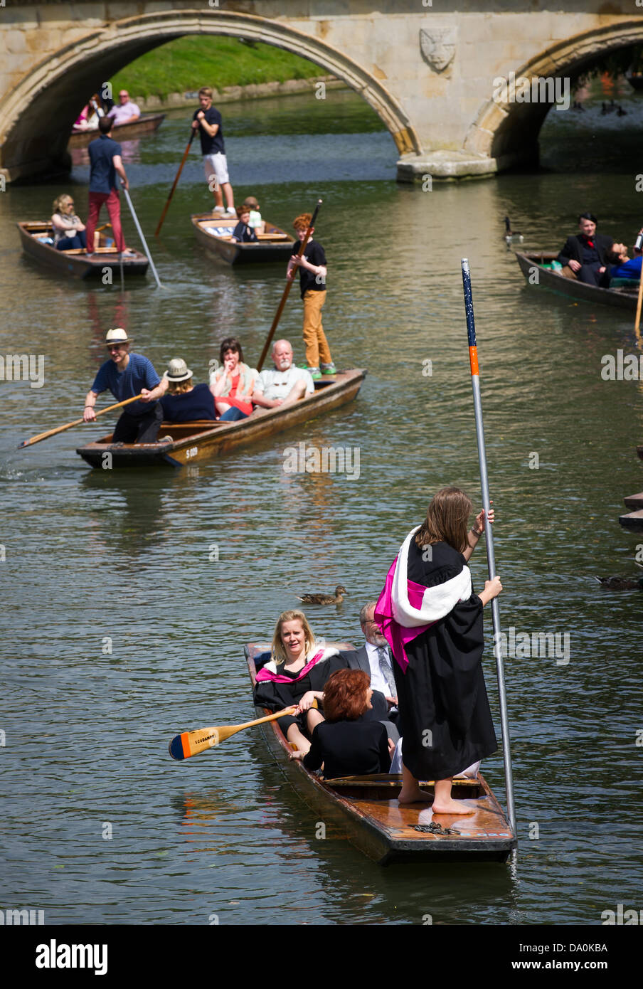 Cambridge, Regno Unito. Il 30 giugno, 2013. I laureati e i turisti punt lungo il fiume Cam nella soleggiata clima estivo. Foto Stock