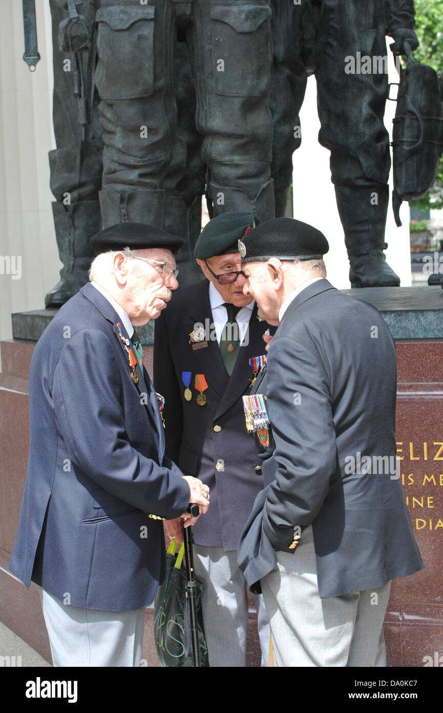 Green Park, London, Regno Unito. Il 30 giugno 2013. Vecchi compagni all'evento commemorativo per il primo anniversario del Comando Bombardieri memorial in Green Park. Credito: Matteo Chattle/Alamy Live News Foto Stock