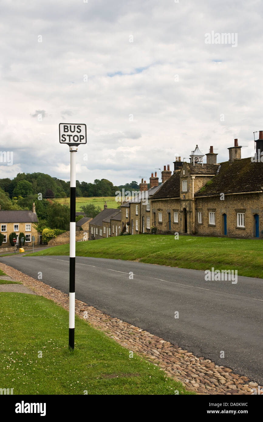 Villaggio Verde e fermata bus a Coxwold, North Yorkshire, Regno Unito Foto Stock