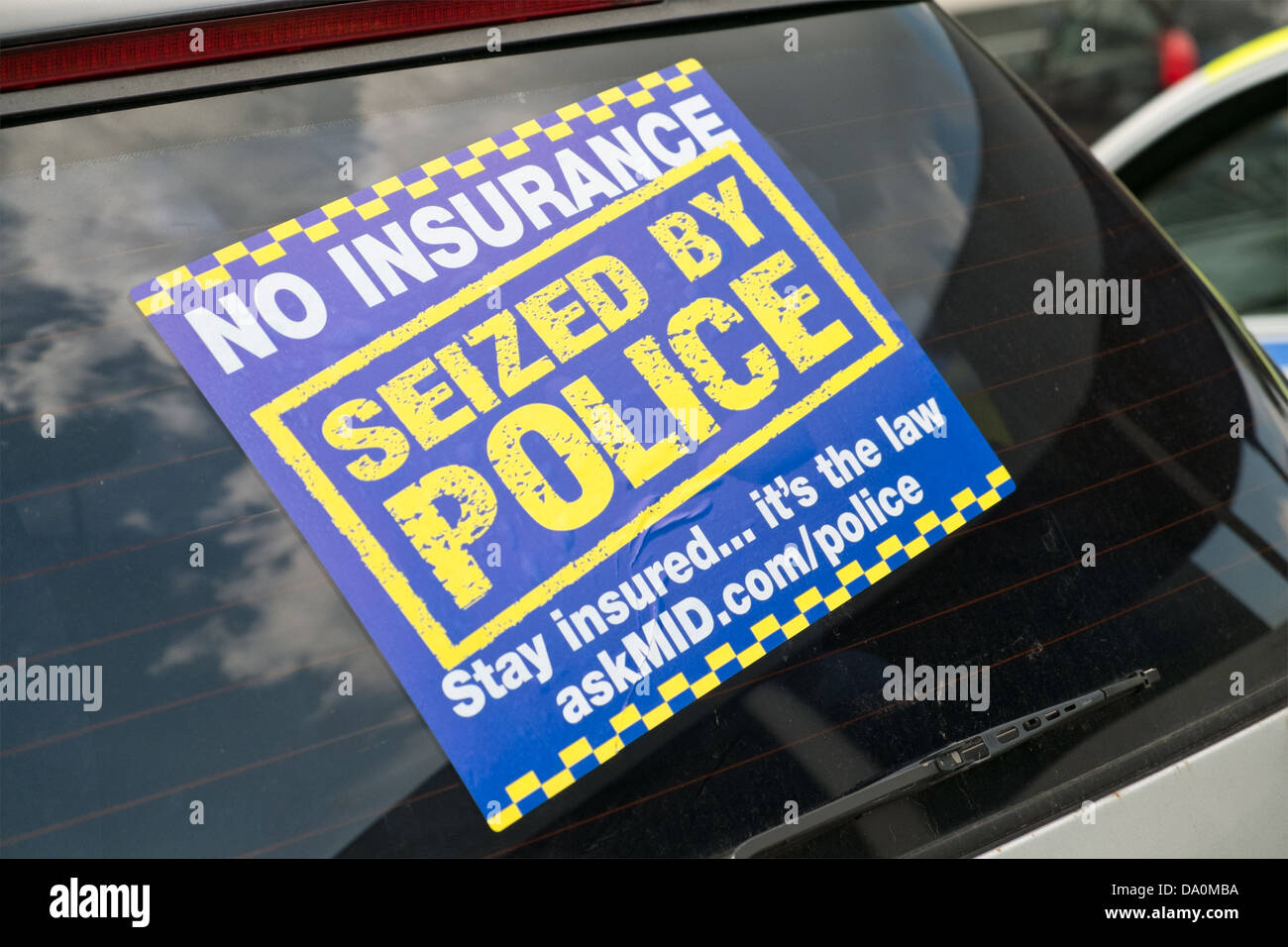 Un adesivo su una vettura NEL REGNO UNITO, sequestrate dalla polizia per essere assicurato. Foto Stock