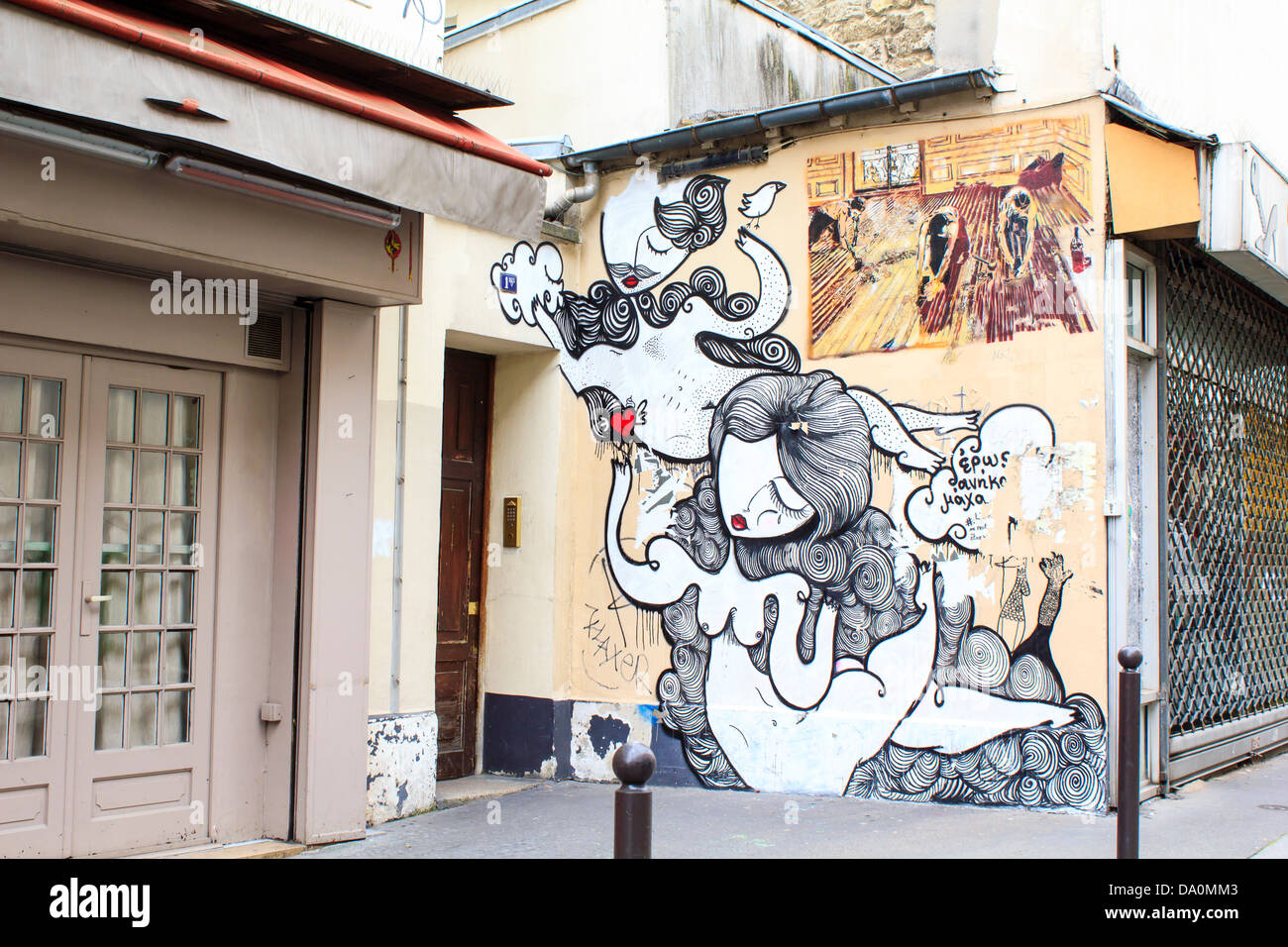 Graffiti dipinto sul muro della piccola strada del centro di Parigi Foto Stock