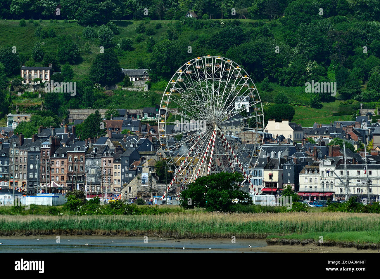 Una ruota panoramica Ferris davanti a Honfleur (Calvados, Normandia, Francia). Foto Stock