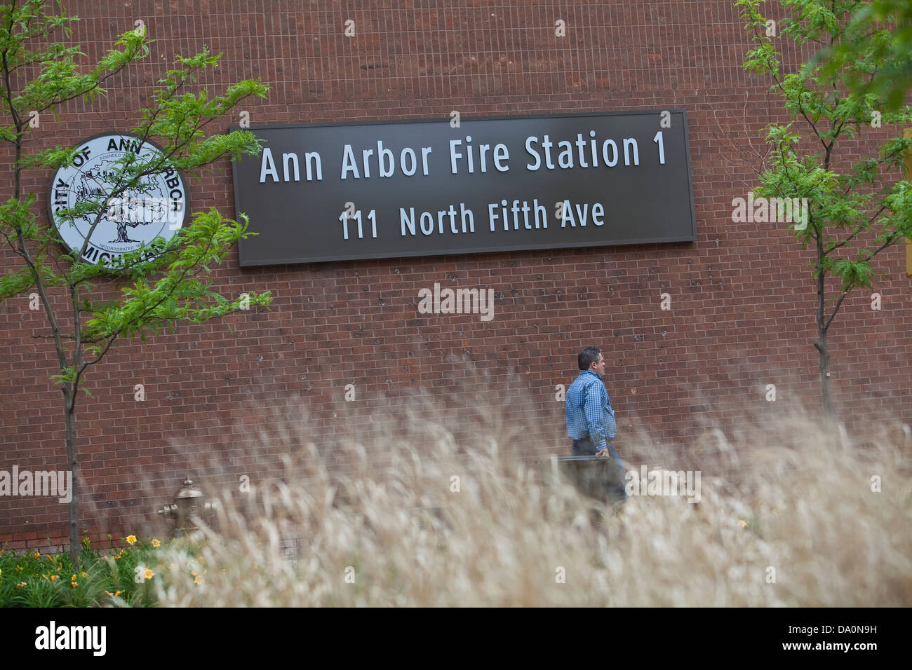 Un uomo cammina da Ann Arbor la stazione dei vigili del fuoco 1 a 111 North Fifth Ave ad Ann Arbor, Michigan Foto Stock