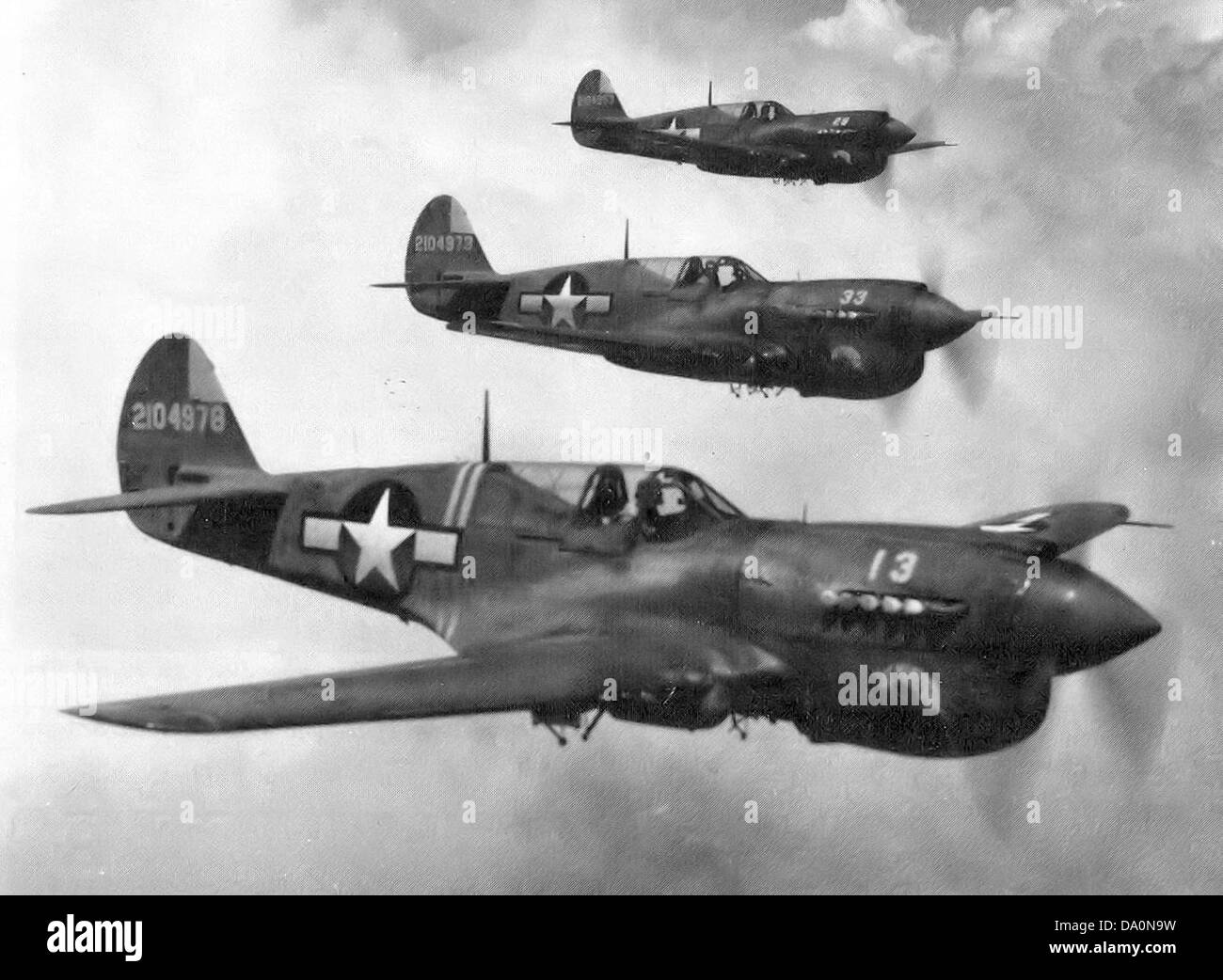 Il 24th Fighter Squadron utilizzava il P-40N Warhawk, un caccia dell'era della seconda guerra mondiale. Conosciuto per la sua caratteristica arte del naso a bocca di squalo, il P-40N fu utilizzato per il combattimento aria-aria e le missioni di attacco al suolo. Il 24th Squadron giocò un ruolo significativo nel Pacific Theater, fornendo copertura aerea e sostenendo le operazioni alleate a terra durante le campagne chiave. Foto Stock
