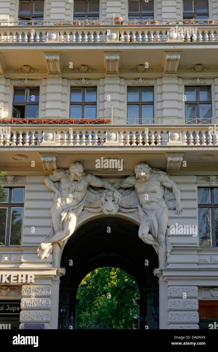 Architettura archway , giganti, 1891, Kreuzberg di Berlino, Germania Foto Stock