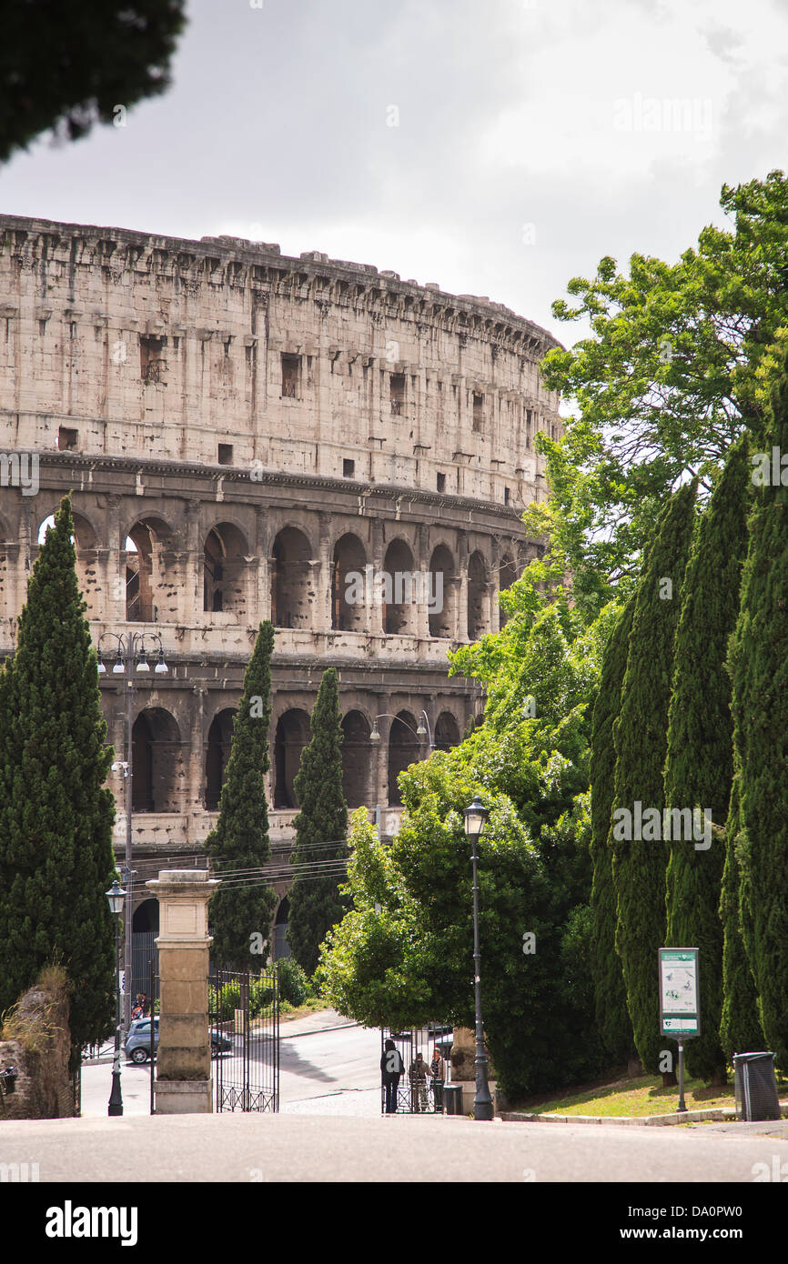 Una sezione del Colosseo vista dal parco del colle Oppio in Roma, Italia  Foto stock - Alamy