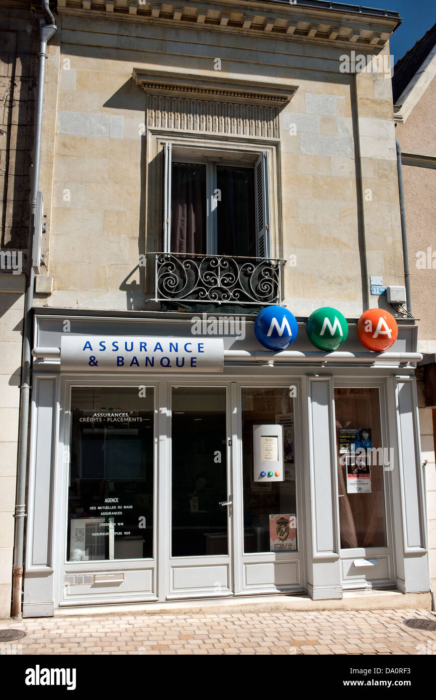 La parte anteriore di un locale high street filiale della banca francese MMA che mostra un bancomat & digital signage in una giornata di sole in Francia Foto Stock
