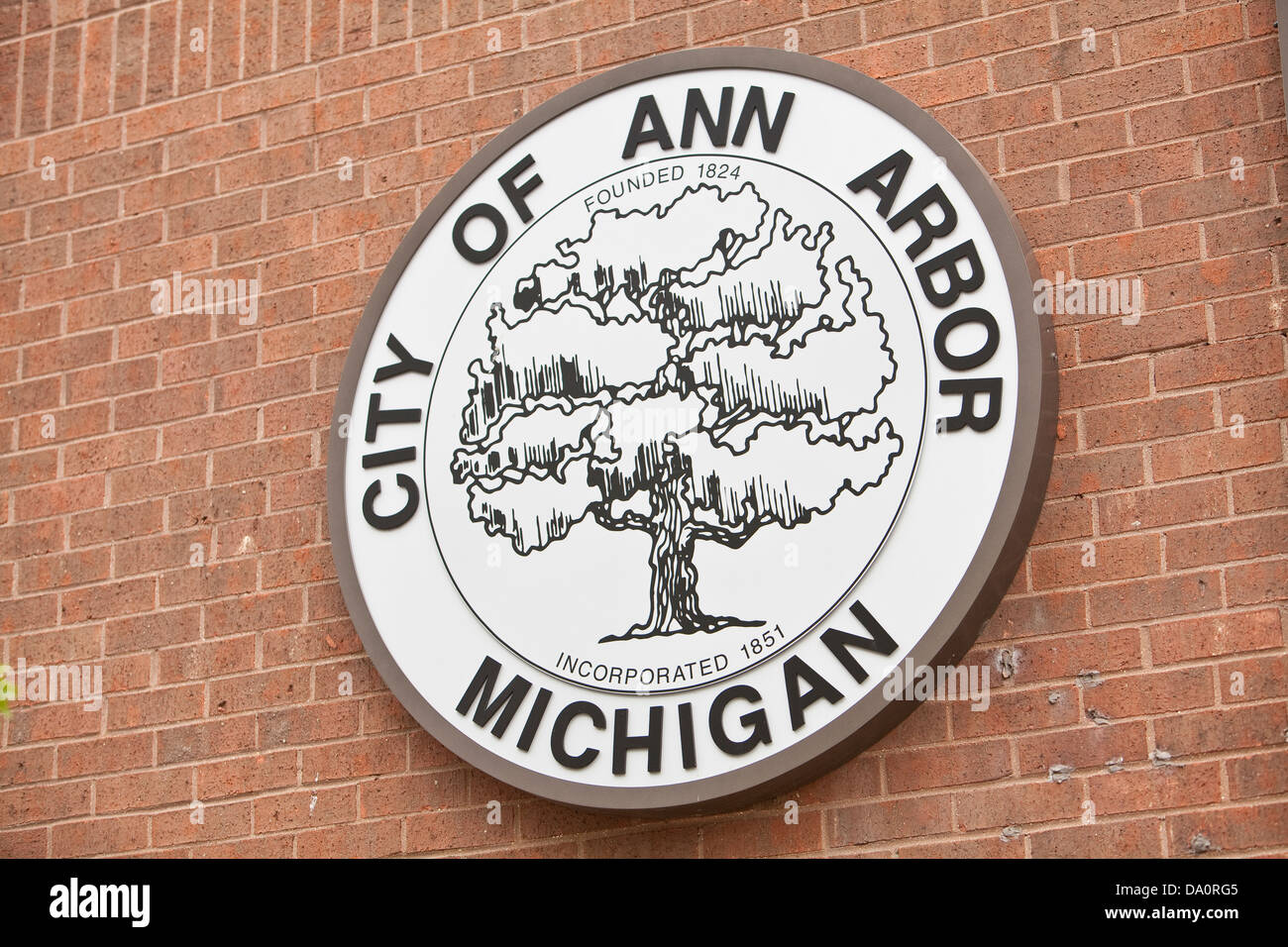 Un segno che mostra la Ann Arbor logo con il testo "Città di Ann Arbor Michigan incorporati 1851' è visto in Ann Arbor, Michigan Foto Stock