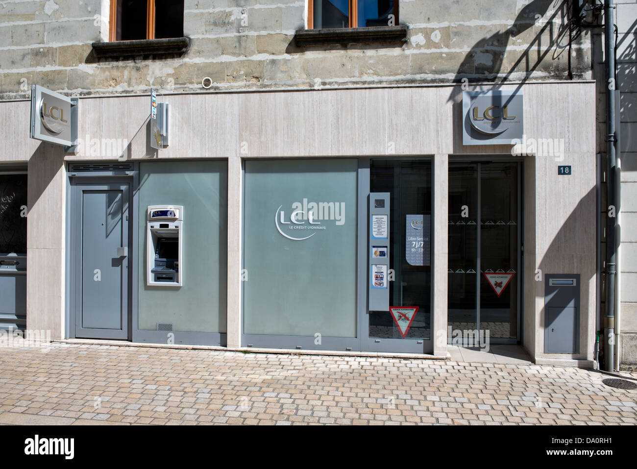 La parte anteriore di un locale high street filiale della banca francese LCL che mostra un bancomat & digital signage in una giornata di sole in Francia Foto Stock
