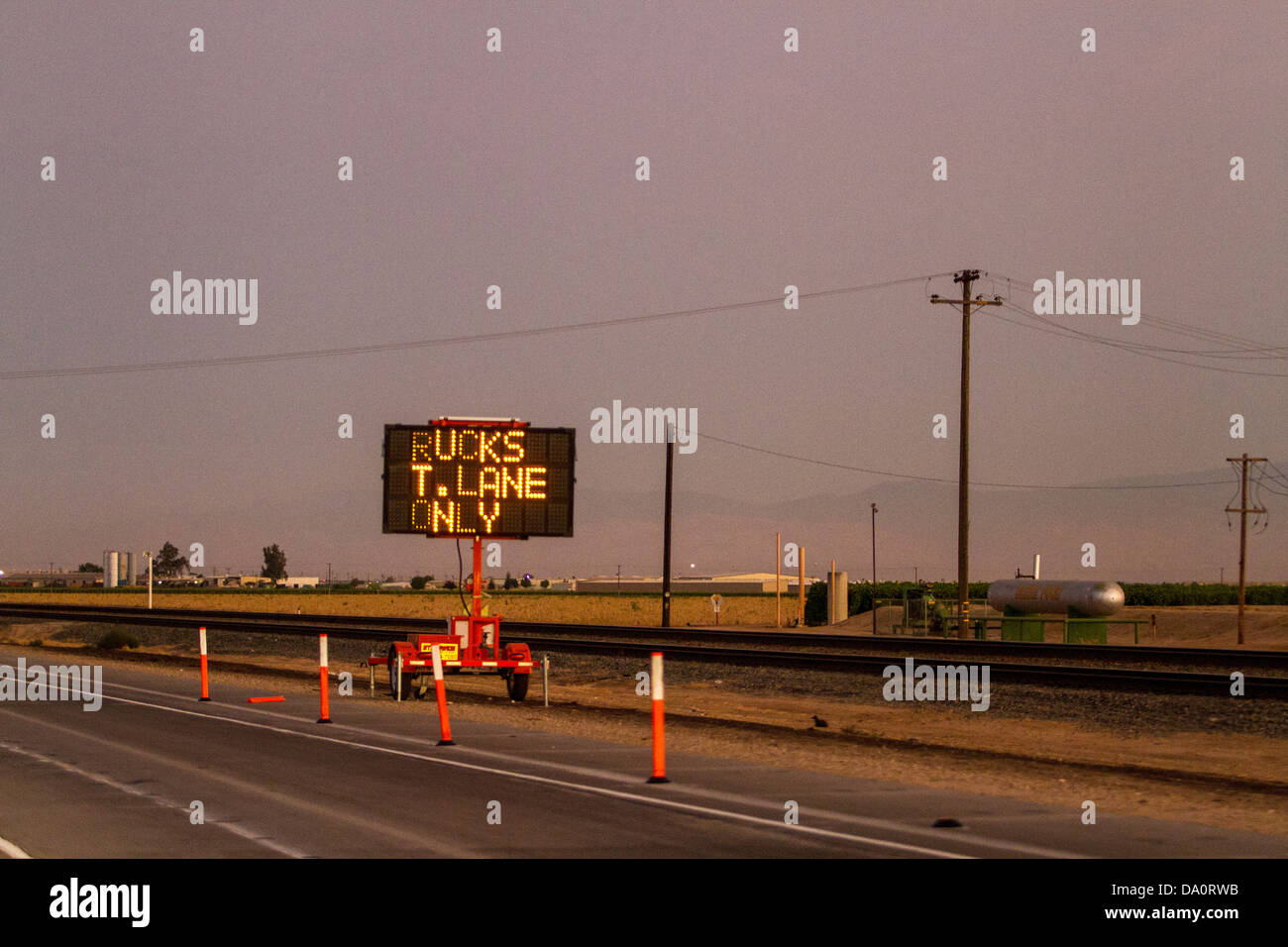 Chiusura di corsia e di costruzione di strade i cartelli lungo la California's Highway 99 nella valle centrale Foto Stock