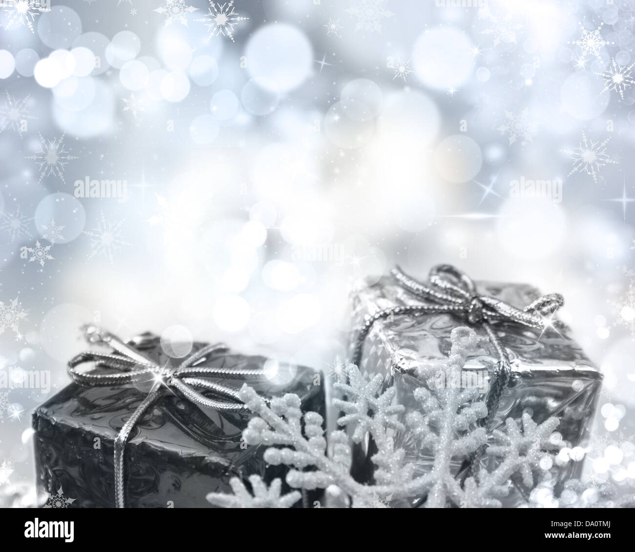 Regali di natale su un argento bokeh sfondo luci Foto Stock