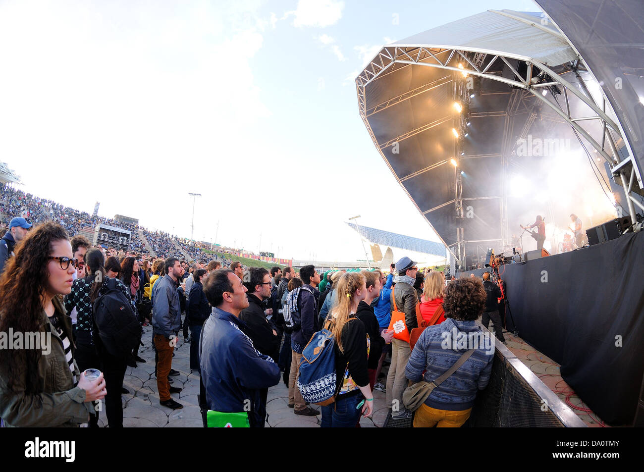 Barcellona - 22 Maggio: persone (ventilatori) urlare e ballare nella prima fila di un concerto presso Heineken Primavera Sound Festival 2013. Foto Stock