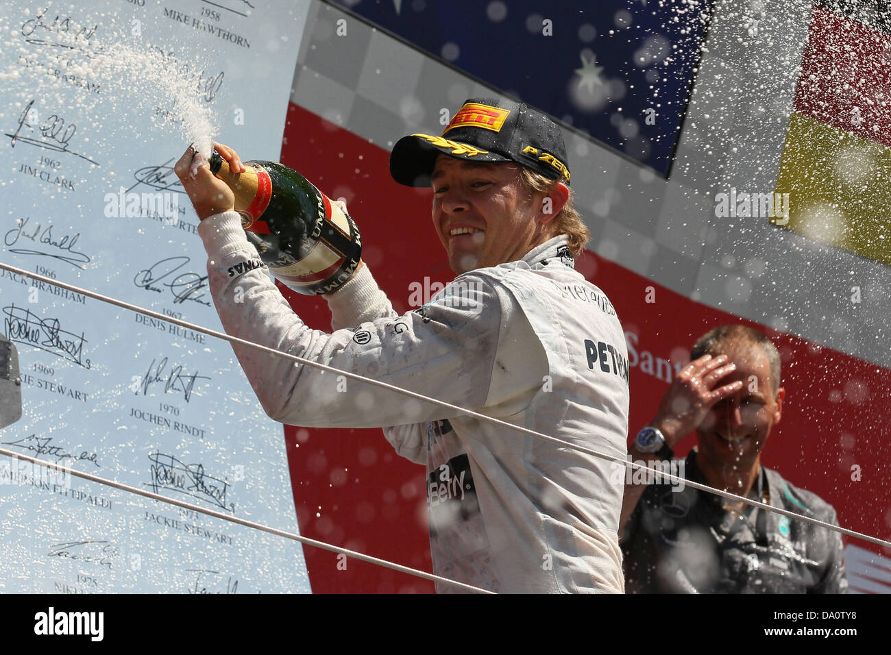 Silverstone, UK. Il 30 giugno, 2013. Circuito di Silverstone, Inghilterra. Nico Rosberg celebra la vittoria al GP di Gran Bretagna Foto Stock