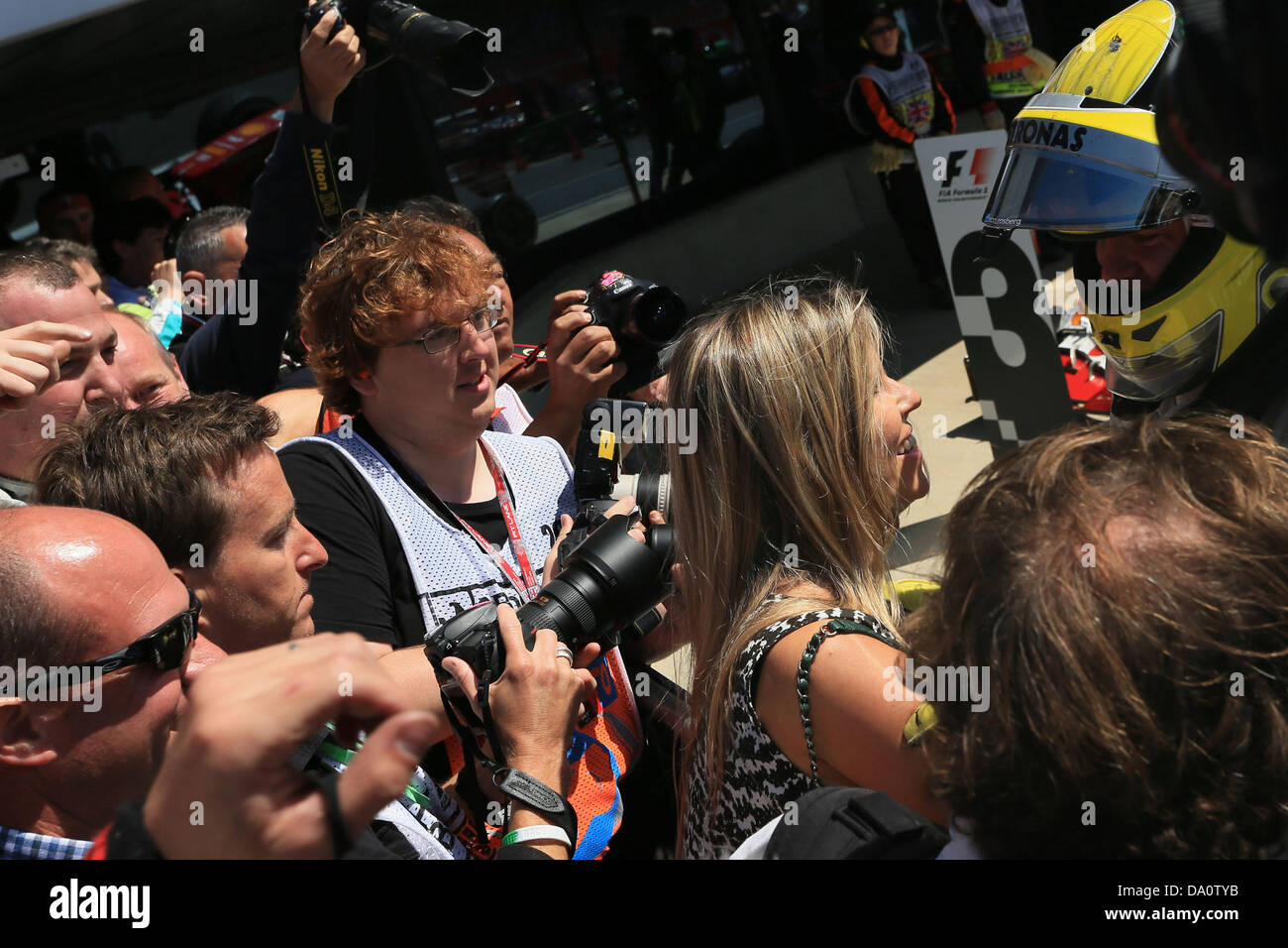 Silverstone, UK. Il 30 giugno, 2013. Circuito di Silverstone, Inghilterra. Nico Rosberg celebra la vittoria al GP di Gran Bretagna Foto Stock